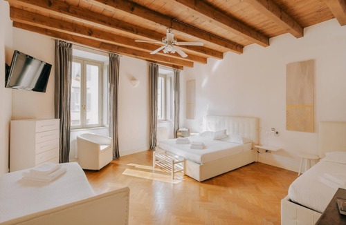 Borgo San Leonardo Hostel | Luxury spaciuos quadruple room with large modern ensuite bathroom and airconditioning