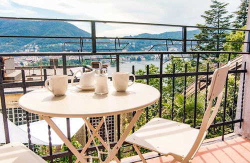Como House | Maison Peltrera - flying over Como