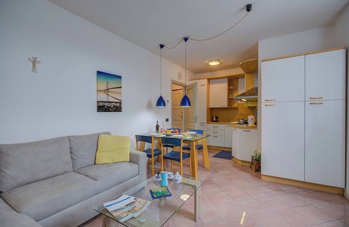 Salo Apartment | Mirabella Lake View & Private Parking