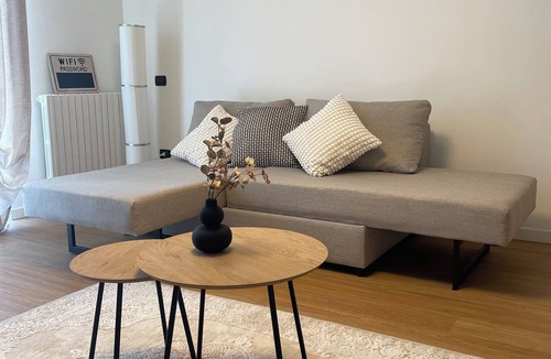 Roe Apartment | Modern Apartment 7 Minutes from Salò - Comfort and Style for Your Holiday!