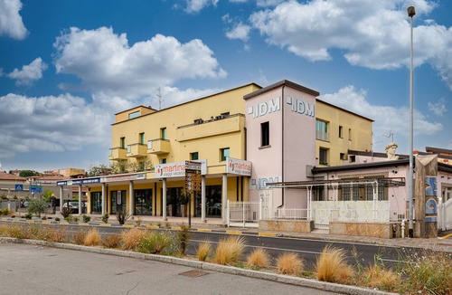 Paratico Apartment | Modern apartment a stone's throw from the lake with private parking