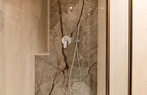 Milan Apartment | Modigliani terrace jacuzzi Golden House