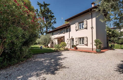 Padenghe sul Garda House | Nice home in Padenghe sul Garda BS