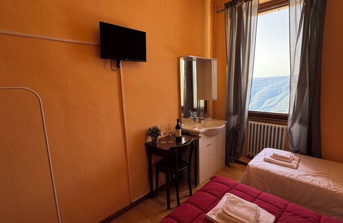 Brunate Hostel | Pace e Relax Baita Alexandra Camere con Vista Lago Immerso nel Verde