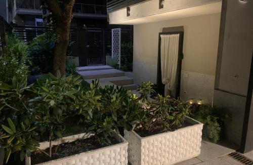 Rozzano Apartment | Papero rosso