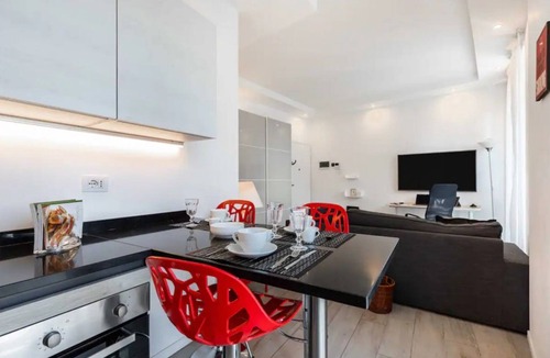 Centro Direzionale Apartment | Pirelli House it's a apartment on the 7th floor in super well-served area.