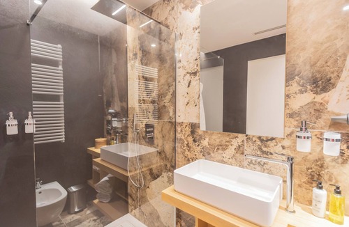 Como House | Pureview Luxury Suites, with breakfast & pool