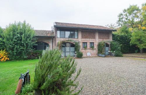 Stagno Lombardo House | Quaint Mansion in Stagno Lombardo with Garden