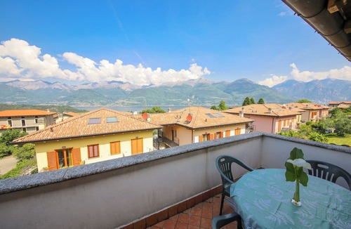 Colico Apartment | Quattro Stagioni Summer Roof Terrace Holiday Apartment with Pool