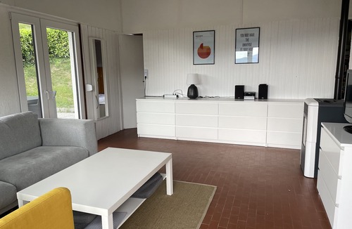 Aer House | Quiet, family-friendly holiday home in a holiday complex with pool and lake view