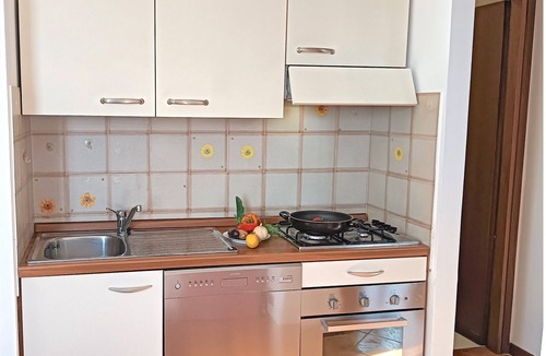 Villanuova sul Clisi Apartment | Residence Canneto Pool And Lake View, Villanuova sul Clisi, Italy