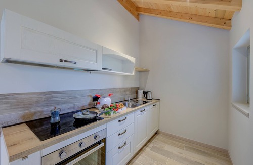 Roe Volciano Apartment | Ricomilla-Finestra Sul Verde- priv park, Roè Volciano, Italy