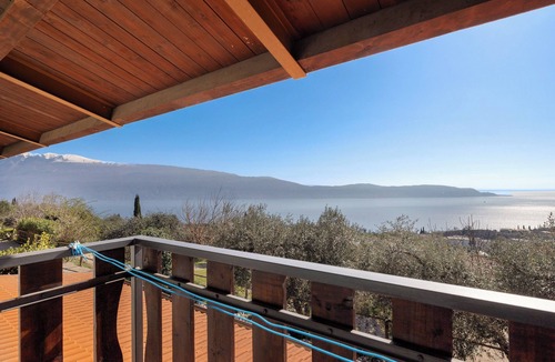 Gaino Apartment | Room 'Matrimoniale Con Balcone' with Lake View, Shared Garden and Wi-Fi