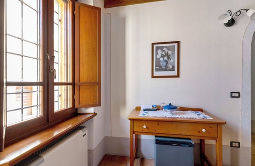Monzambano Apartment | Room 'Non Ti Scordar Di Me' with Shared Garden, Wi-Fi and Air Conditioning