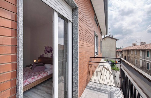 Alzate Brianza Apartment | Room 'Rosa' with Shared Terrace, Balcony and Wi-Fi
