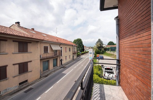 Alzate Brianza Apartment | Room 'Rosa' with Shared Terrace, Balcony and Wi-Fi