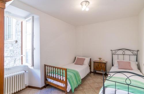 Colonno House | Roomy period house with stunning village views x6