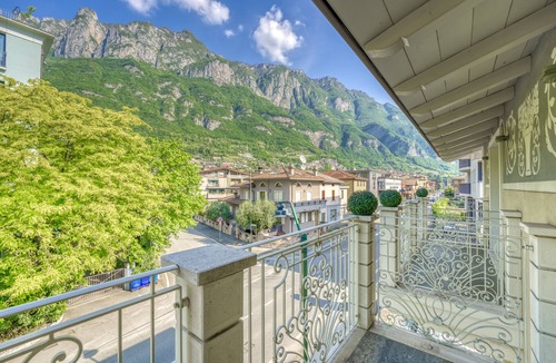 Darfo Boario Terme House | Rosa - Double Room with Balcony in Liberty Villa
