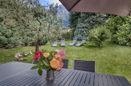 Lierna Villa | Rosa