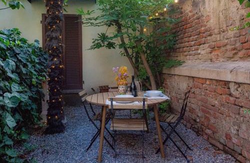 Isola Apartment | Secret garden in the heart of Isola
