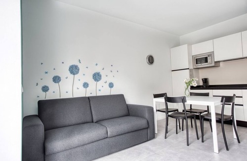 Dergano Apartment | Sleek City Abode in Milan