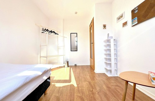Dreikonigenviertel Bed & Breakfast | Small room with shared bathroom