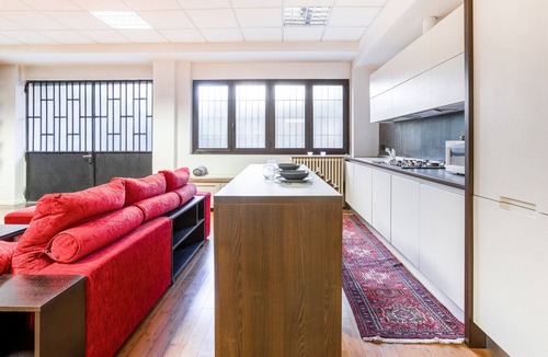 La Fontana Apartment | Spacious APT just 250m from "Zara" M3 stop!