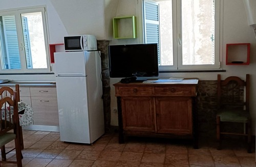 Cipressa Apartment | Spacious studio flat in the centre of Cipressa.