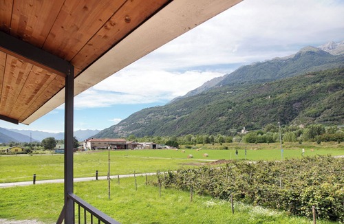Talamona Apartment | Studio 'Agriturismo L'isola Del Cavallo 2' with Mountain View, Shared Garden and Wi-Fi