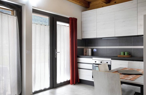 Talamona Apartment | Studio apartment 'Agriturismo L'isola Del Cavallo 3' with Mountain View, Shared Garden and Wi-Fi