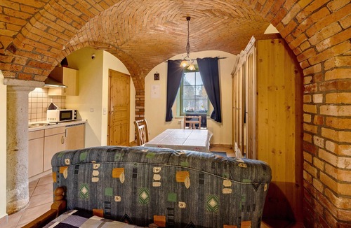 Krostitz Apartment | Studio Apartment 'Ferienwohnung Nr 2 Rose' with Shared Garden and Wi-Fi