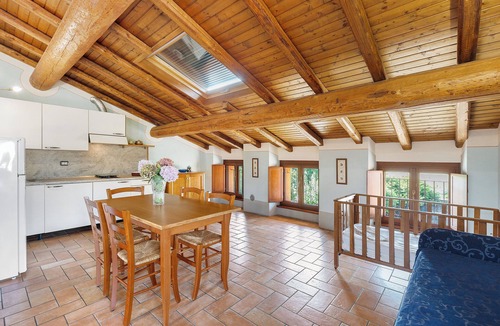 Monzambano Apartment | Studio Apartment 'Fiordaliso' with Shared Garden, Wi-Fi and Air Conditioning
