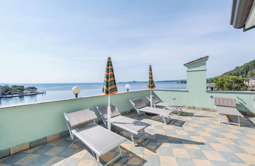 Toscolano Maderno Apartment | Studio Gardasol Monolocale 2 ApartHotel with Lake View, Pool & Wi-Fi