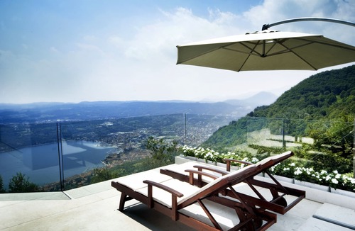 Salo Villa | Stunning Modern Villa Shared Infinity Pool, Big garden, Fantastic lake view,AC,