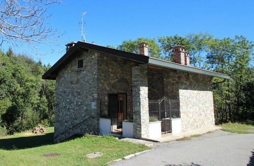 Porto Valtravaglia House | Stunning private villa for 6 guests with TV, patio and pets allowed