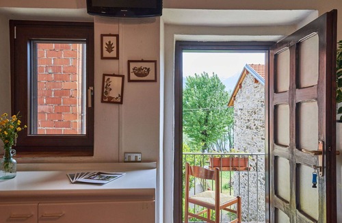Dascio House | Stunning private villa for 3 guests with WIFI, patio and pets allowed