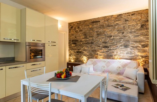 Moltrasio Villa | Stunning villa for 3 guests with WIFI, TV, terrace, pets allowed and parking