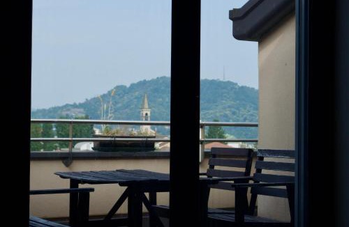 Como Apartment | Stupenda mansarda con balcone