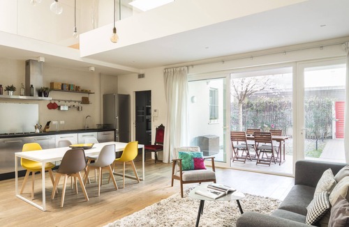 Ponte Seveso House | STYLISH CENTRAL LOFT WITH GARDEN: 3 BDR, 8 GUESTS