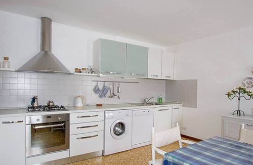 Campagnano di Roma Apartment | Stylish Lake Maggiore apartment with lake views