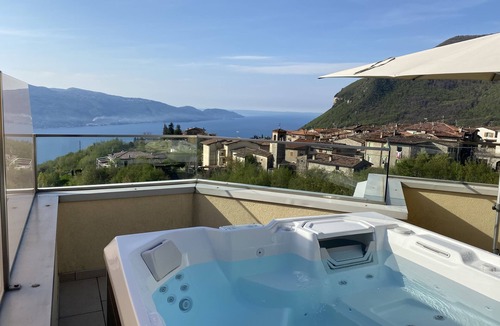 Aer Apartment | Suite with whirlpool, sleeps 6, breathtaking lake view, pool