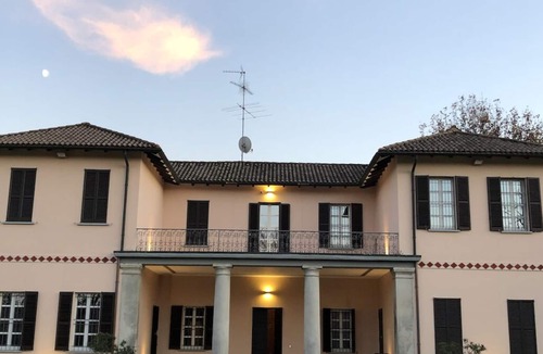 Rozzano Apartment | Suites Mansion