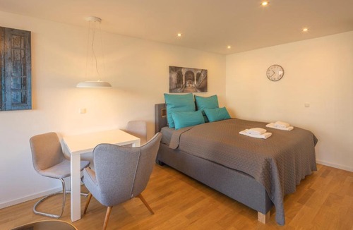 Thalkirchen - Obersendling - Forstenried - Furstenried - Solln Apartment | SweetHome - Studio Apartment mit Küche und Balkon