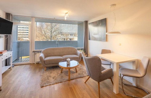Thalkirchen - Obersendling - Forstenried - Furstenried - Solln Apartment | SweetHome - Studio Apartment mit Küche und Balkon
