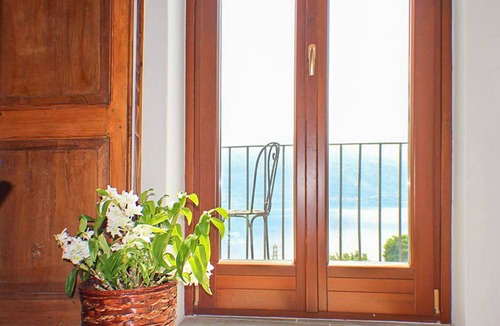Calozzo House | Tre Terre Country Holiday Home with Lake View