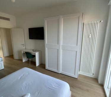 Lorenteggio Apartment | Trilocale con vista e due bagni Metro Blu Piazza Frattini