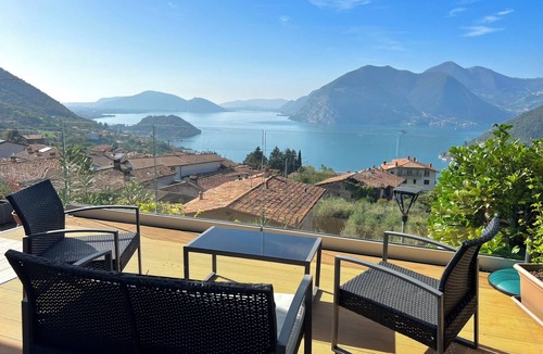 Sulzano Villa | Turquoise villa