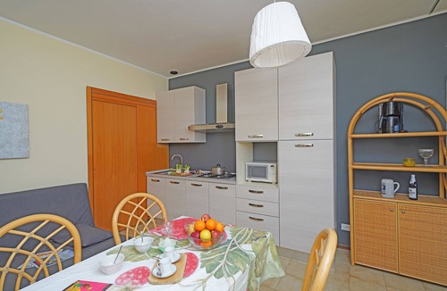 Villaggio Sanghen House | Two-room villa sleeps 4 direct to lake with pool and tennis