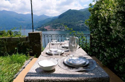 Moltrasio House | Up & Up - by MyHomeInComo