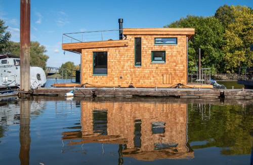 Moorfleet Boat Rental | Uriges Tiny Hausboot mit Kamin im Winter auf der Dove Elbe